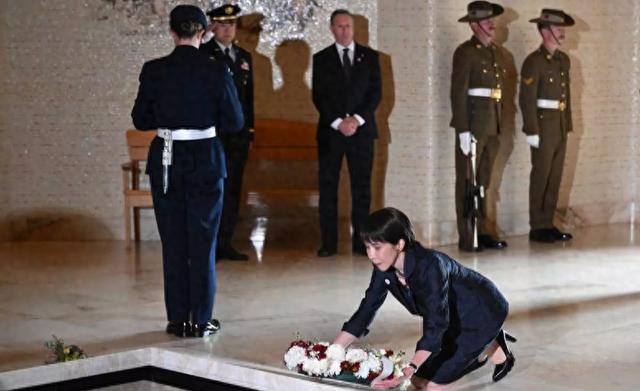 堂堂一国首相，跑到别人的地界上双膝跪地，这绝不是什么良心发现的忏悔，而是一场标价