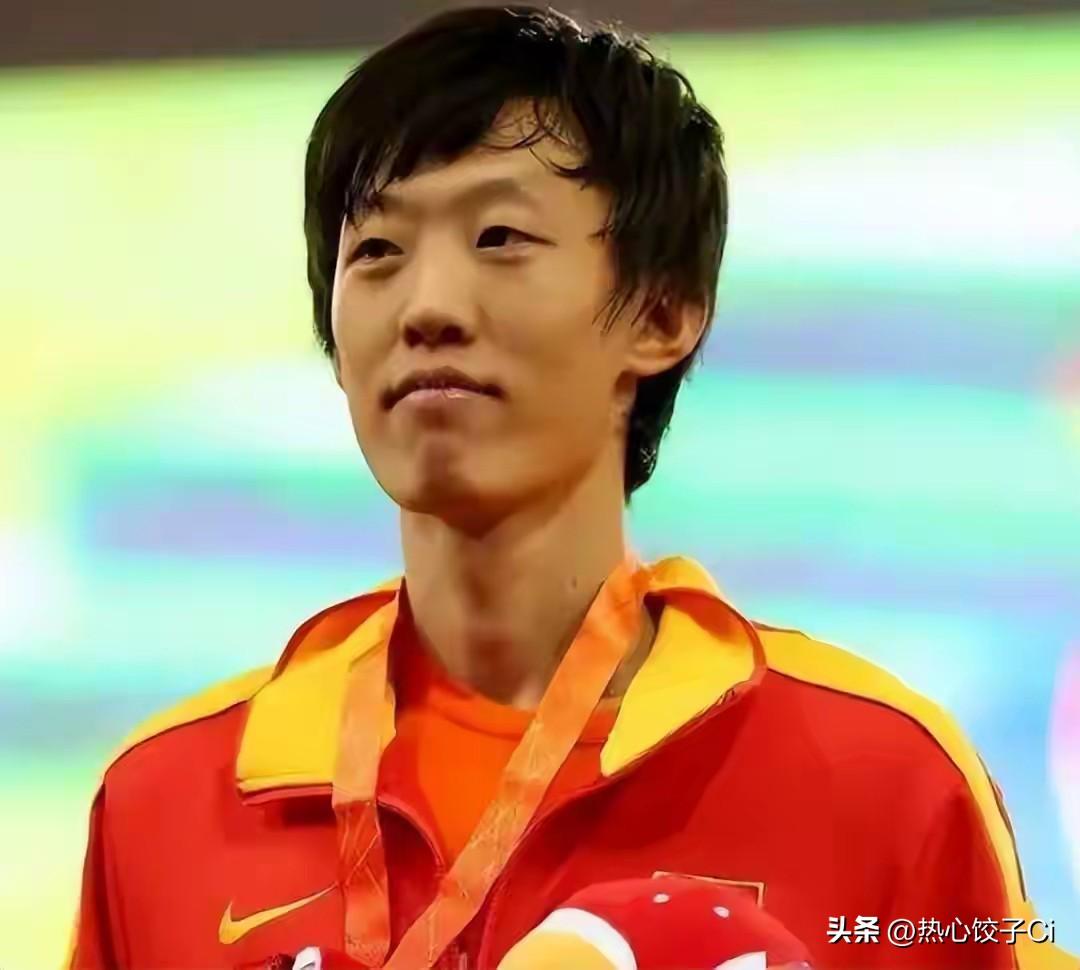 张国伟说，足球还是难呀，因为我也接触过很多足球运动员，也包括像范大将军啊很多，5