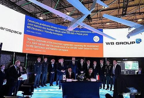 243.9亿大单落地！韩国军工再爆猛料，波兰连续三次下单同款火箭炮
 
韩国军工