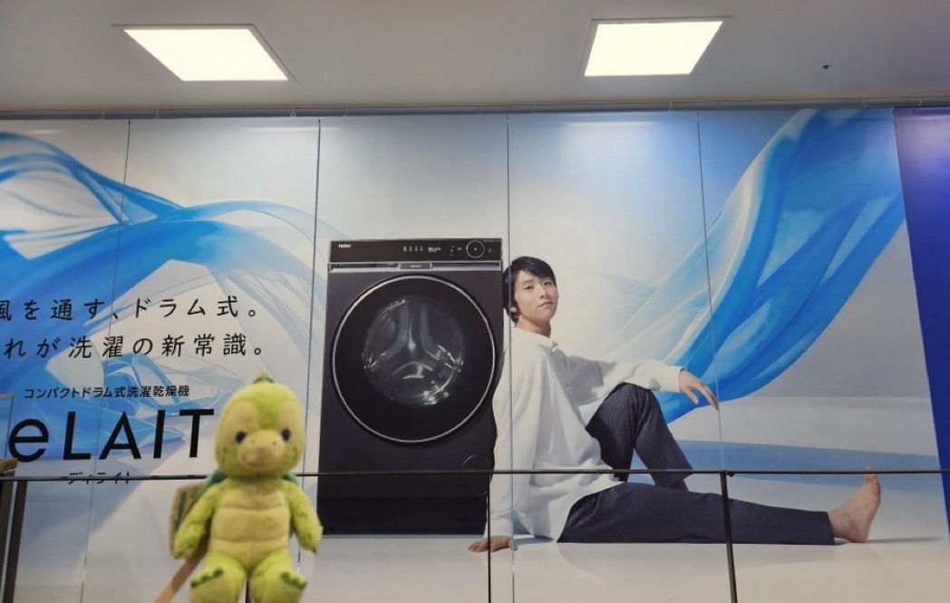 羽生结弦[超话]  和萌物一起就是萌娃戴上眼镜又是大人啦 ​​​