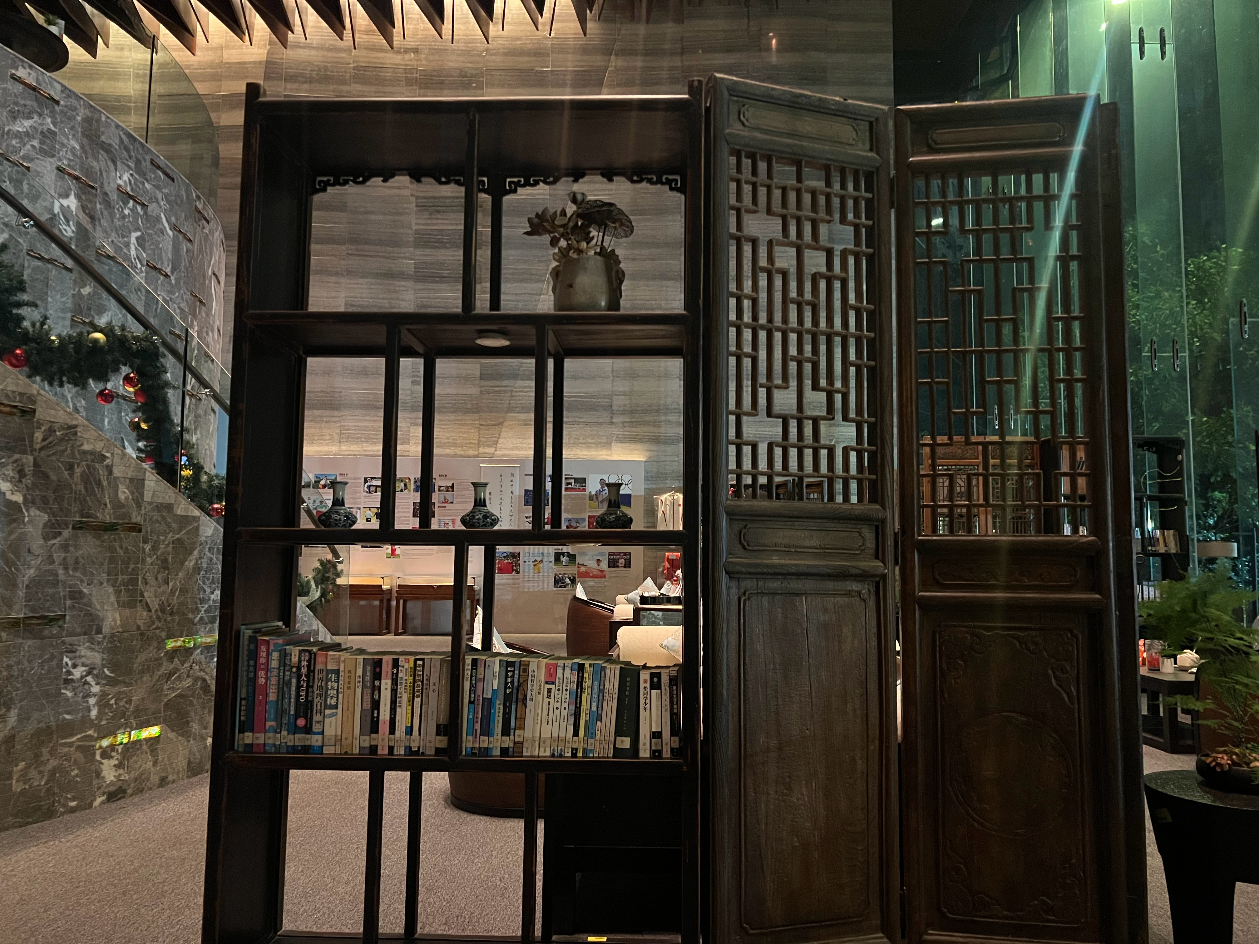 人在过的很好的时候，会原谅很多事，自己内心有了力量，就懒得跟外界较劲。向内求，向