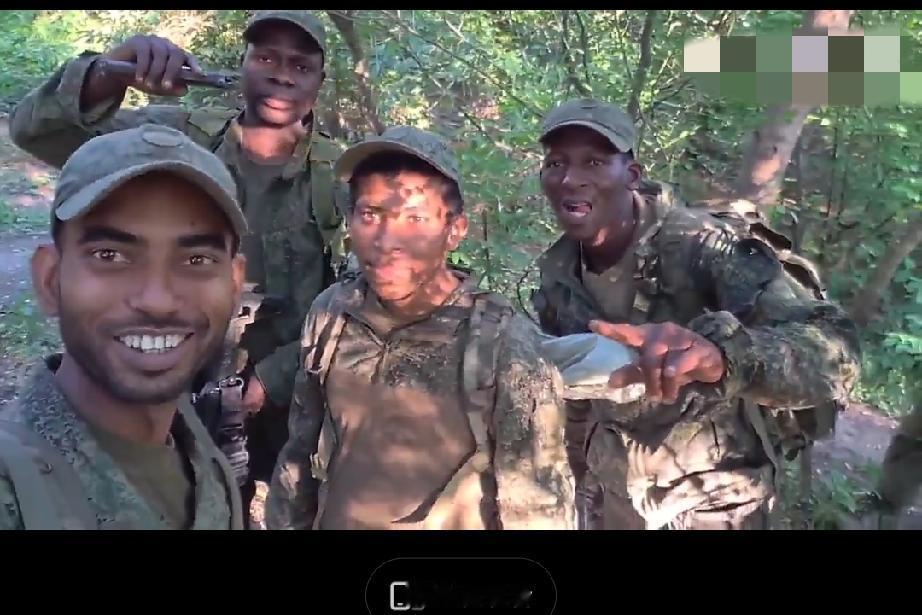 罕见，俄国际雇佣兵混合分队的武器装备先进精神面貌良好，只是好奇他们如何解决沟通问