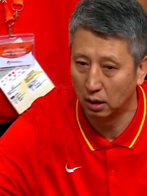 又一晚被憋住气，本场中国男篮70-79输给伊朗，比分不扎眼，过程扎心。
小组赛时