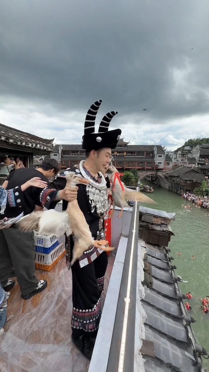 杜海涛也来凤凰古城抢鸭子大赛了湘西女婿杜海涛来凤凰古城了谁能拒绝凤凰古城的端午！