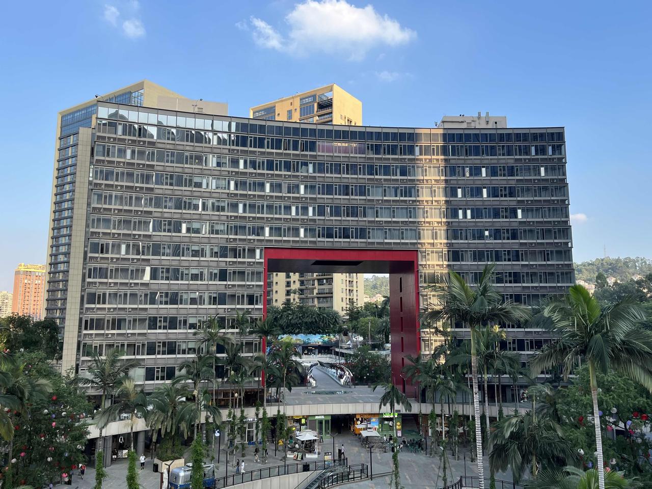 幸福的大门朝南开，吉祥如意🌸
站在广州市番禺区四海城的酒家，目光被对面这座大楼