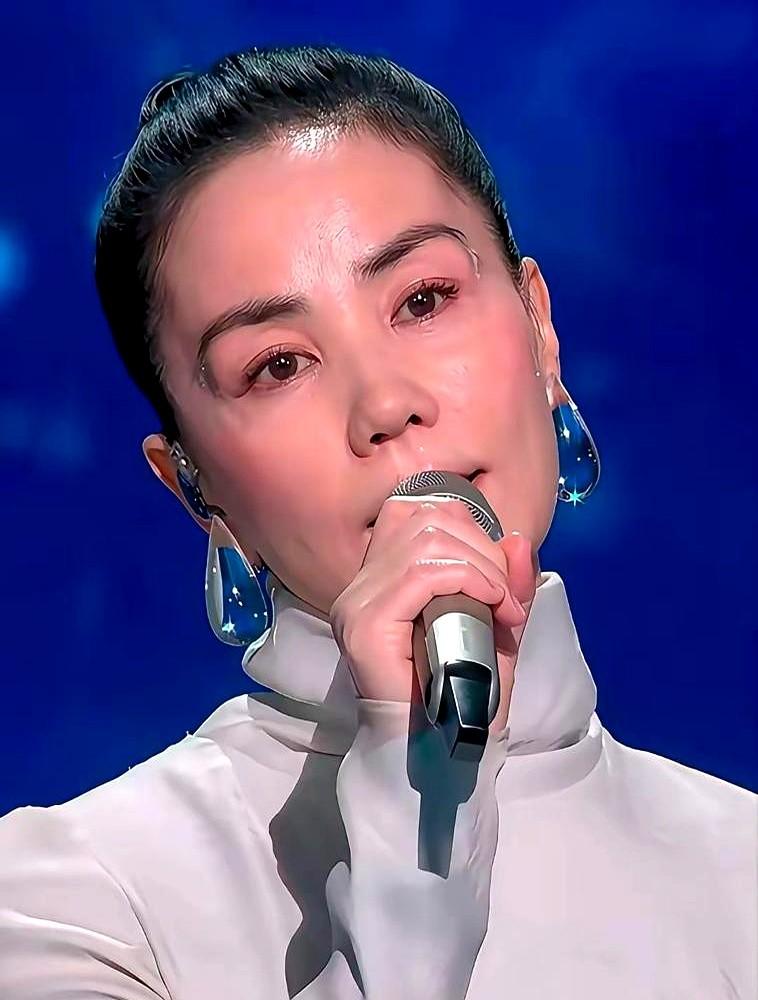 全网都在嘲笑王菲的“括号眉”，却没看懂她真正想干嘛。

56岁的王菲，顶着一副被