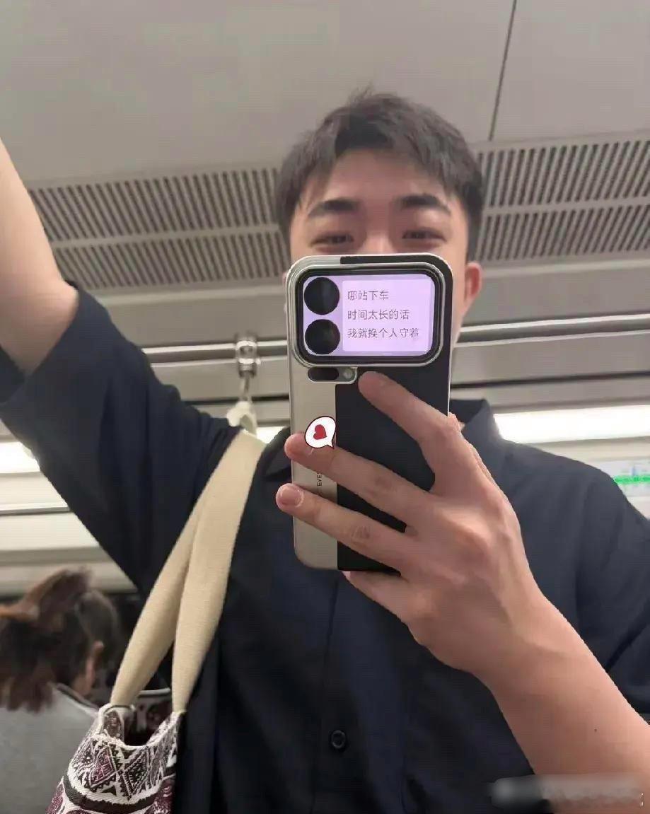哈哈，终于看见这种双屏手机的妙用了 ​​​
