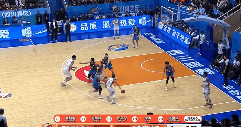 真不行了！郭艾伦空篮都不进了！
在今天CBA常规赛广州对阵四川的第三节比赛中，郭
