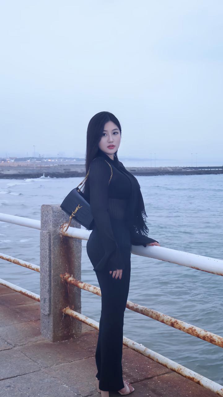 村里的小芳，在海边拍了一张照片，被我找到了[害羞]