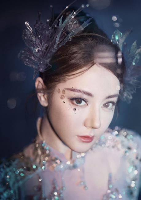 王亚飞 迪丽热巴 迪丽热巴春晚“人鱼姬妆”造型遭到网友非议，认为化妆师王亚飞没有