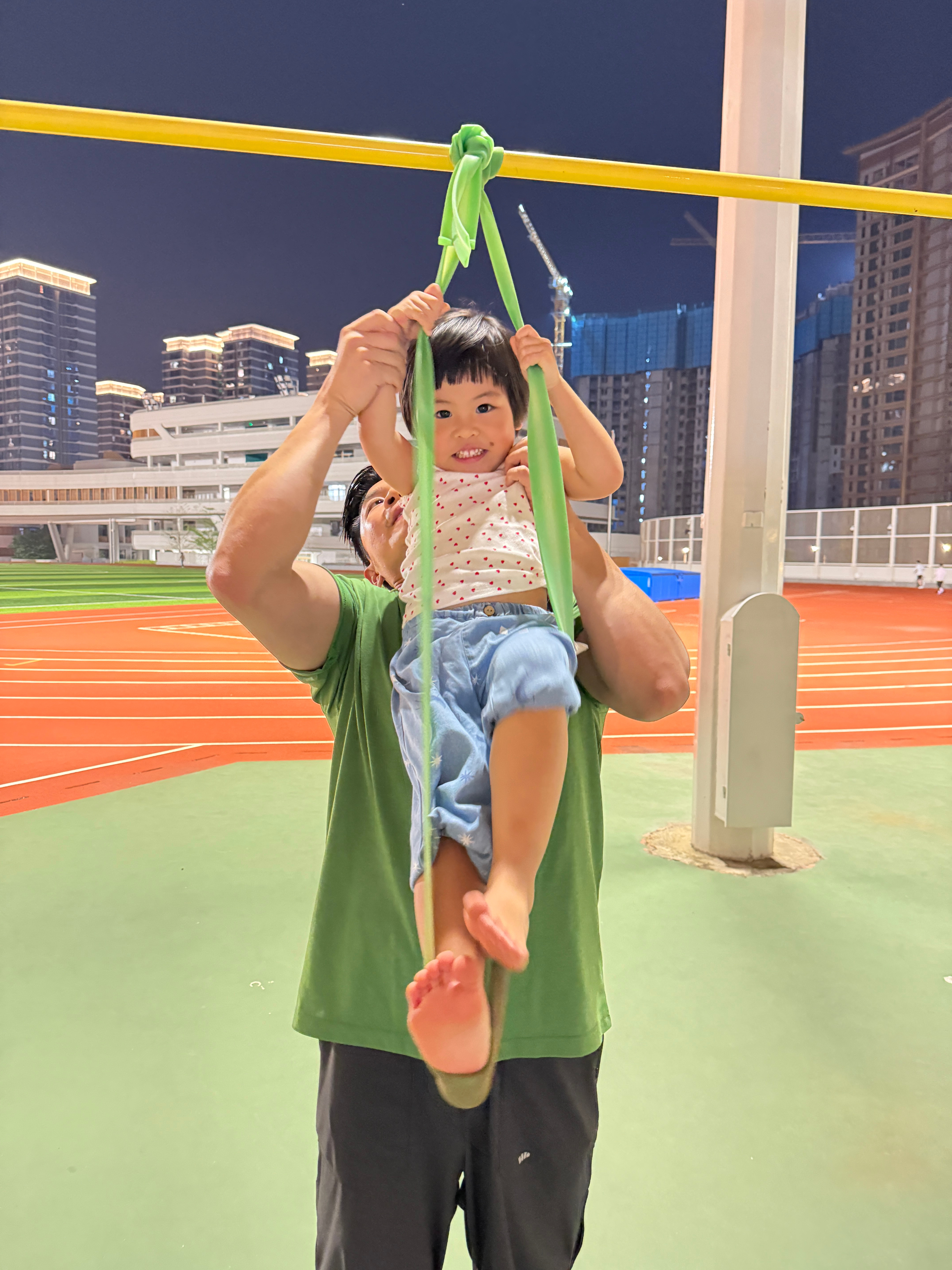 球又给我上了一课昨天我们去学校沙坑挖沙沙，有个小男孩也在那儿玩。男孩妈妈说来了一