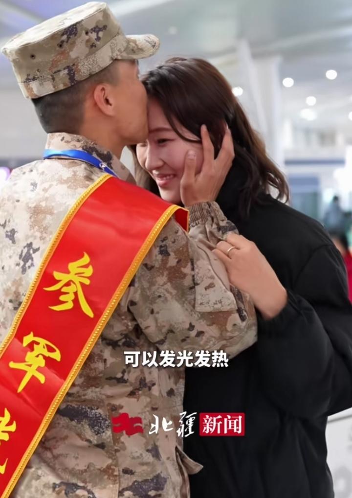 退伍女兵亲自送男友二次入伍，悄悄买好全程车票一路跟车陪伴，只为多陪他一程。车站离