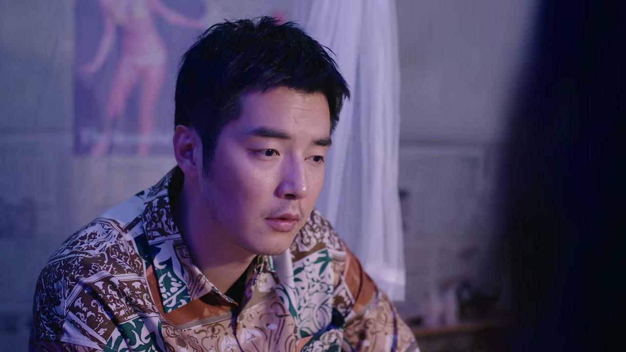 《利剑玫瑰》中金世佳演反派真的很有大哥气场。

剧中他穿上花衣裳，夹上小皮包，确