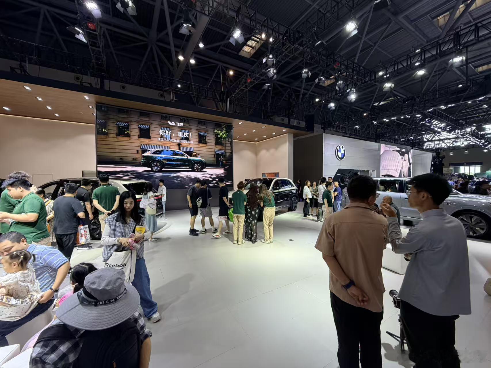 全新理想L8亮相重庆国际车展，这个车展我还真没去过。 