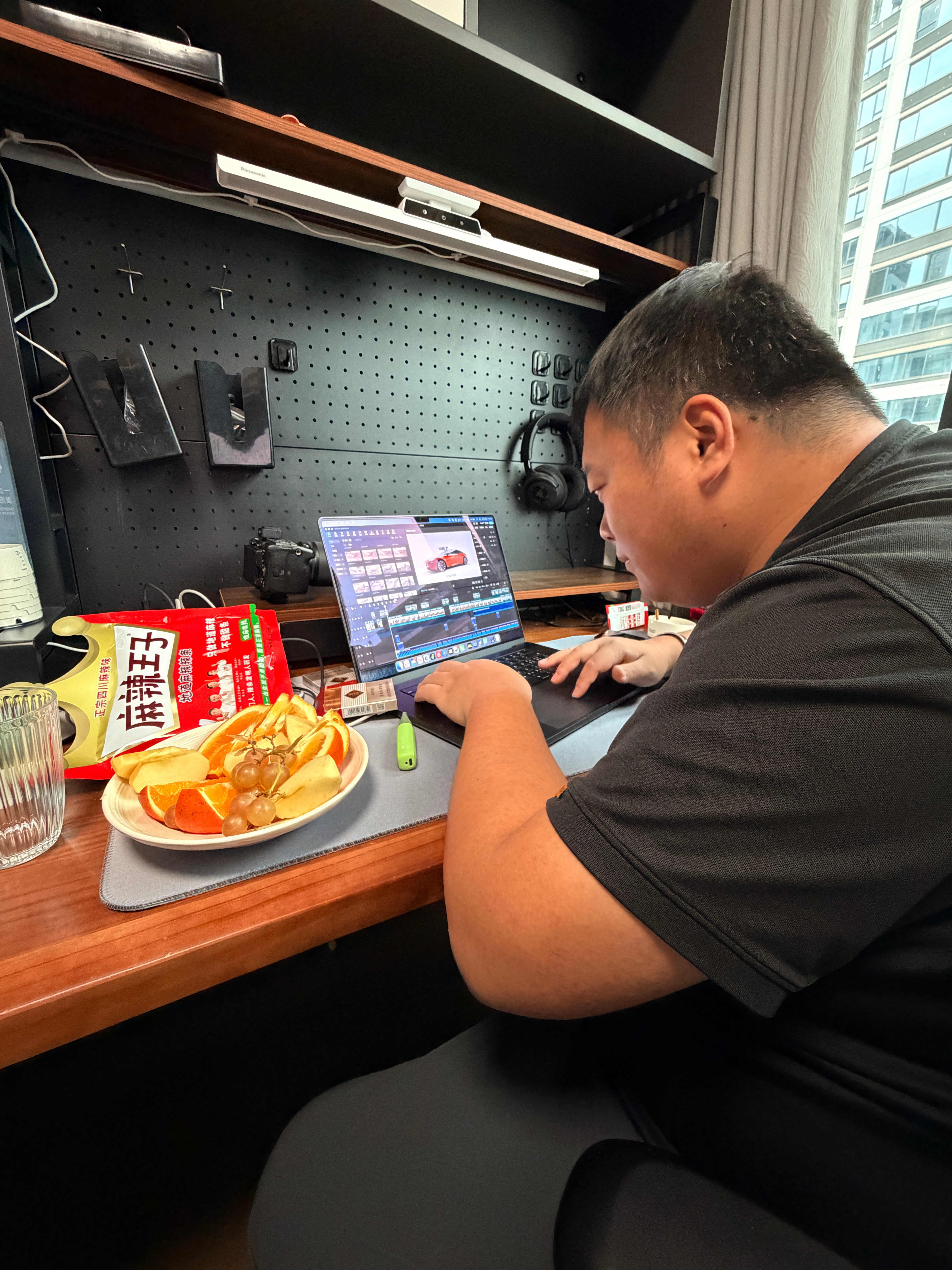 弟弟在工作室玩游戏！我和大晨子在剪片子✂️周末下午bb们在干嘛？ 合肥