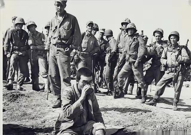 1944年，美军在日军尸体上发现了日军挥刀斩首澳大利亚陆军中士伦纳德的照片。照片