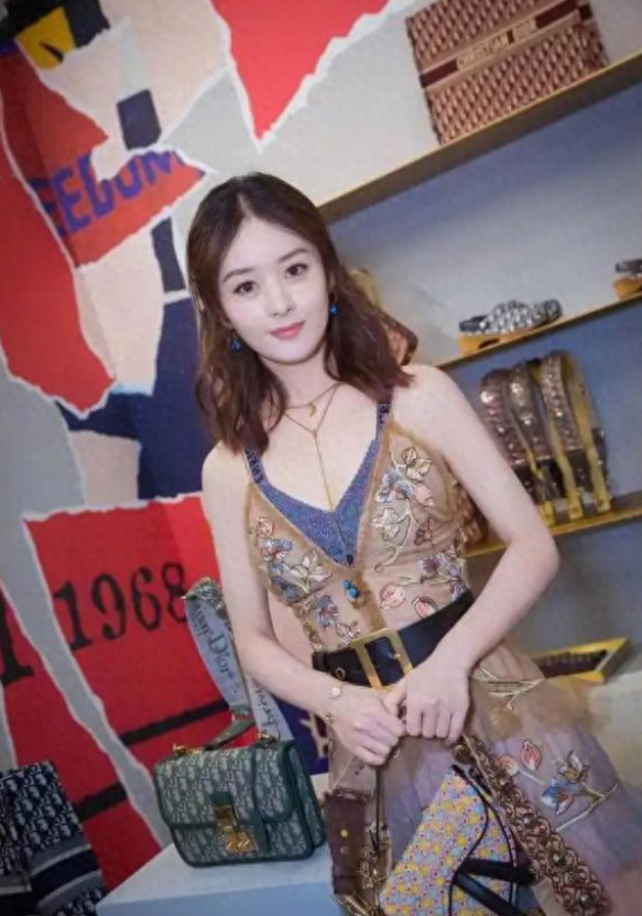 娱乐圈 提起赵丽颖，很多人的印象还停留在早年圆脸甜妹的模样，刚出道时，她的穿搭大