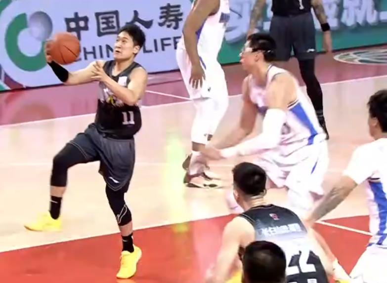 周琦关键两罚不中，姜伟泽26分10助攻，吉林男篮主场2分险胜北京男篮！北京时间2