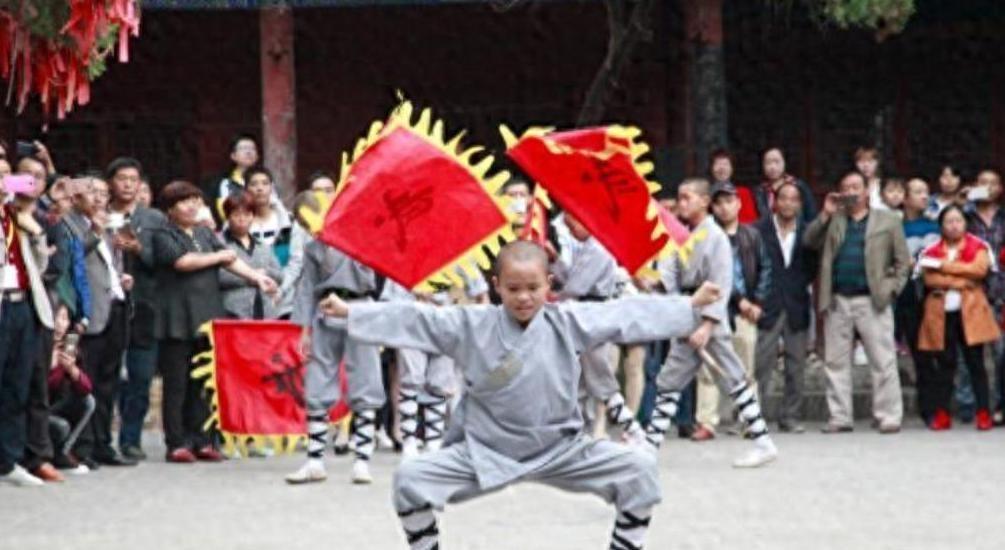 说起方世玉这个名字 你肯定不陌生，但他的死法绝对让你震惊。
一身铜筋铁骨，从小在