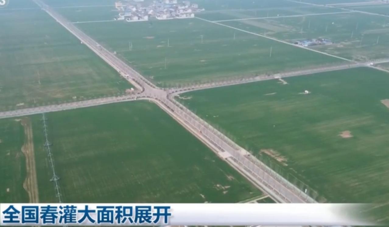 春暖大地，全国春灌有序展开。高标准农田里，智能喷灌、滴灌设备精准作业，细密水雾滋