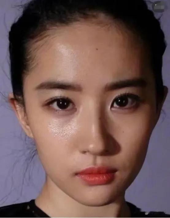 刘亦菲无滤镜图看着还不错，羡慕她的五官真的好漂亮，完全就是黄金比例，也没有松弛和