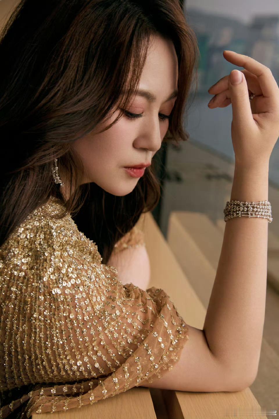 马丽港风鎏金造型马丽金像奖的大女主气场马丽金像奖造型封神！港风卷发温柔妩媚，鎏金