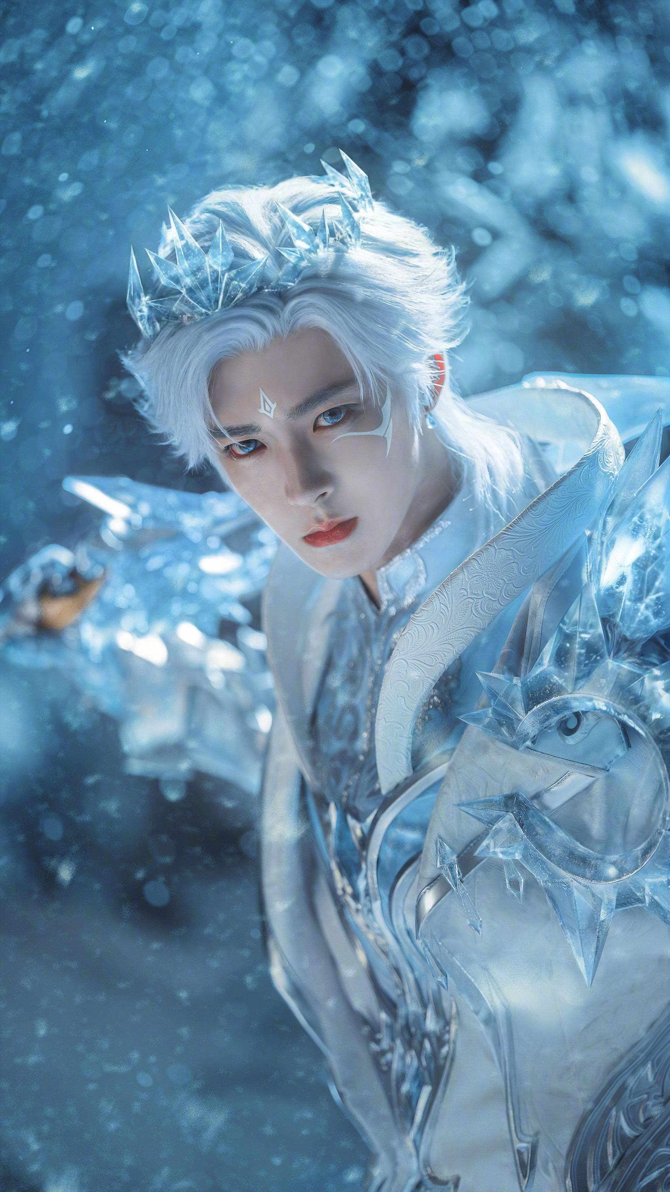 建议侯明昊锁死蓝白色调，真的是太美了，和平精英还是会挑人的，侯明昊这身冰系铠甲狼