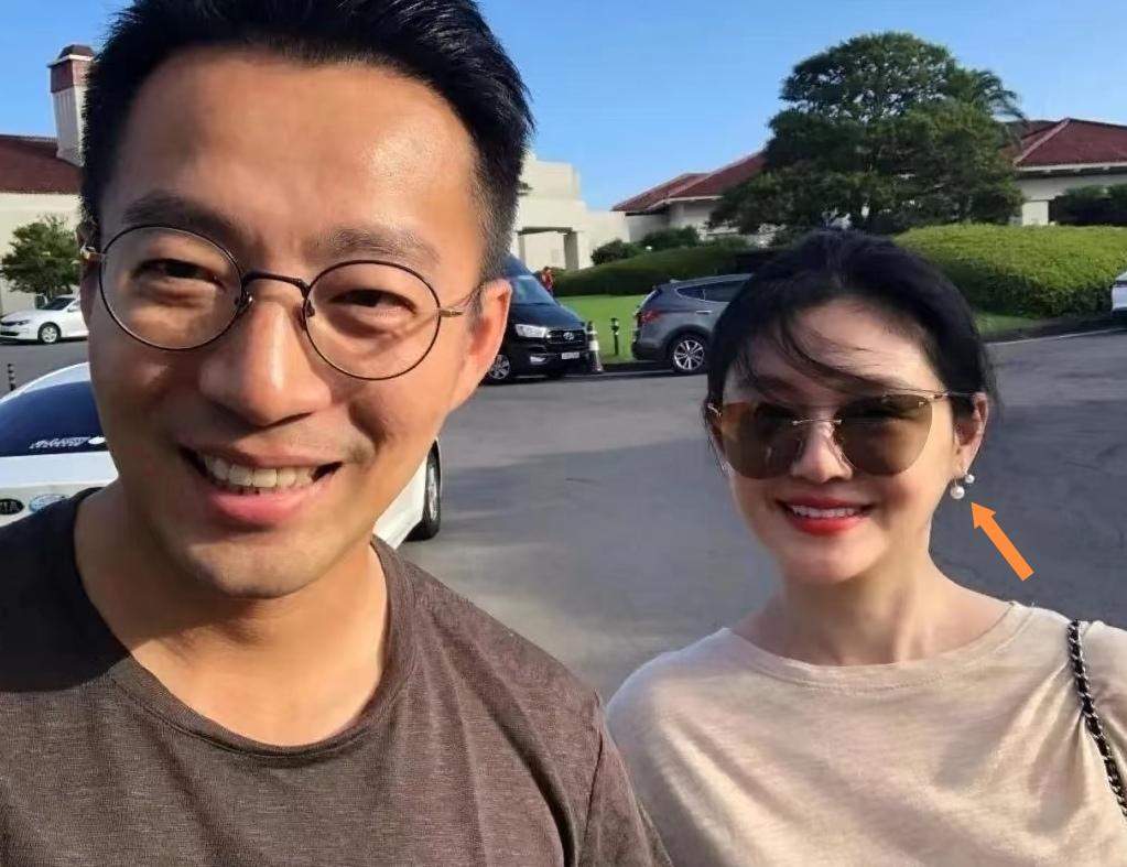 大S和汪小菲的这张戴墨镜合影，真的太美了。就算只是一对款式很普通的珍珠耳环，她戴