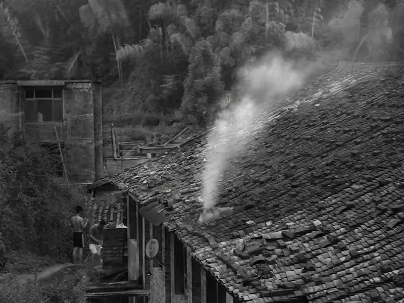 小时候有件事至今难忘。那时我是 80 后，中午要跟着妈妈去包谷地锄草。我有把姥爷