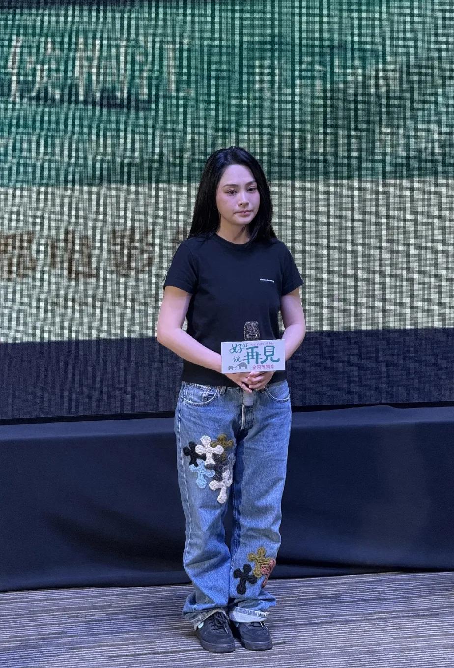 阿娇真人这么普通吗？
要不是这张脸，
那确实普普通通，身边的女朋友们都比她惊艳。