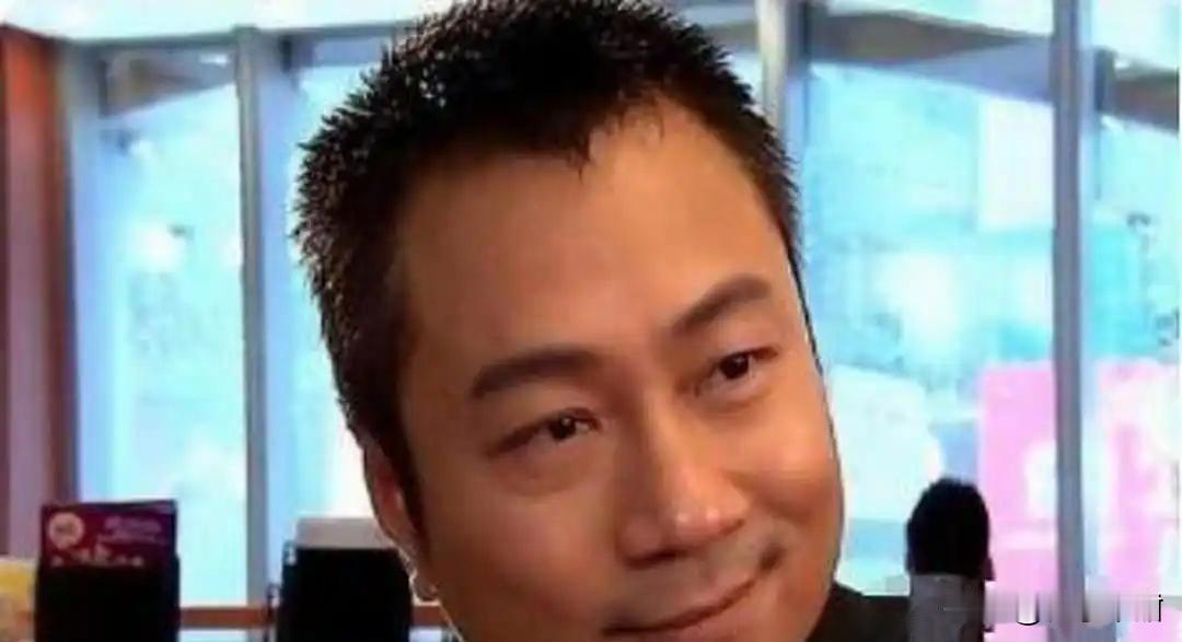 黎耀祥卖了香港老房子，搬到中山住别墅，不是图便宜，是算清楚了账。

他2007年