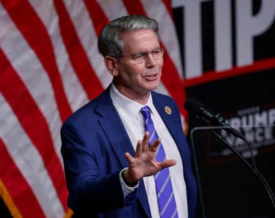 当美国财长亲眼目睹中国将持有的7800亿美元美债，通过第三方完成人民币结算时，整