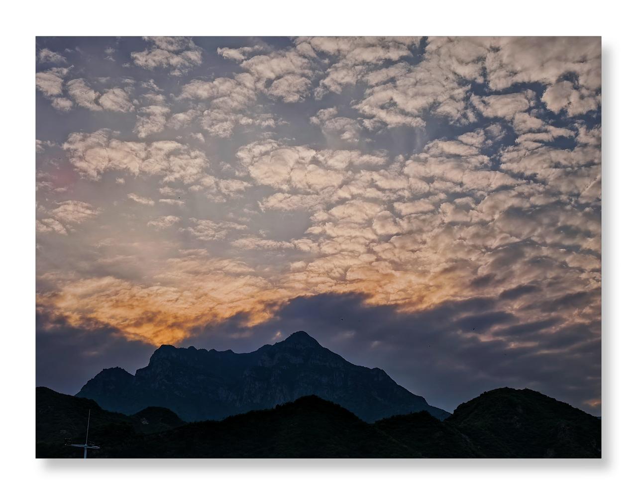 晒晒你拍夕阳西下时的美丽景色5月26日，野三坡夕阳西下，天空云鳞状