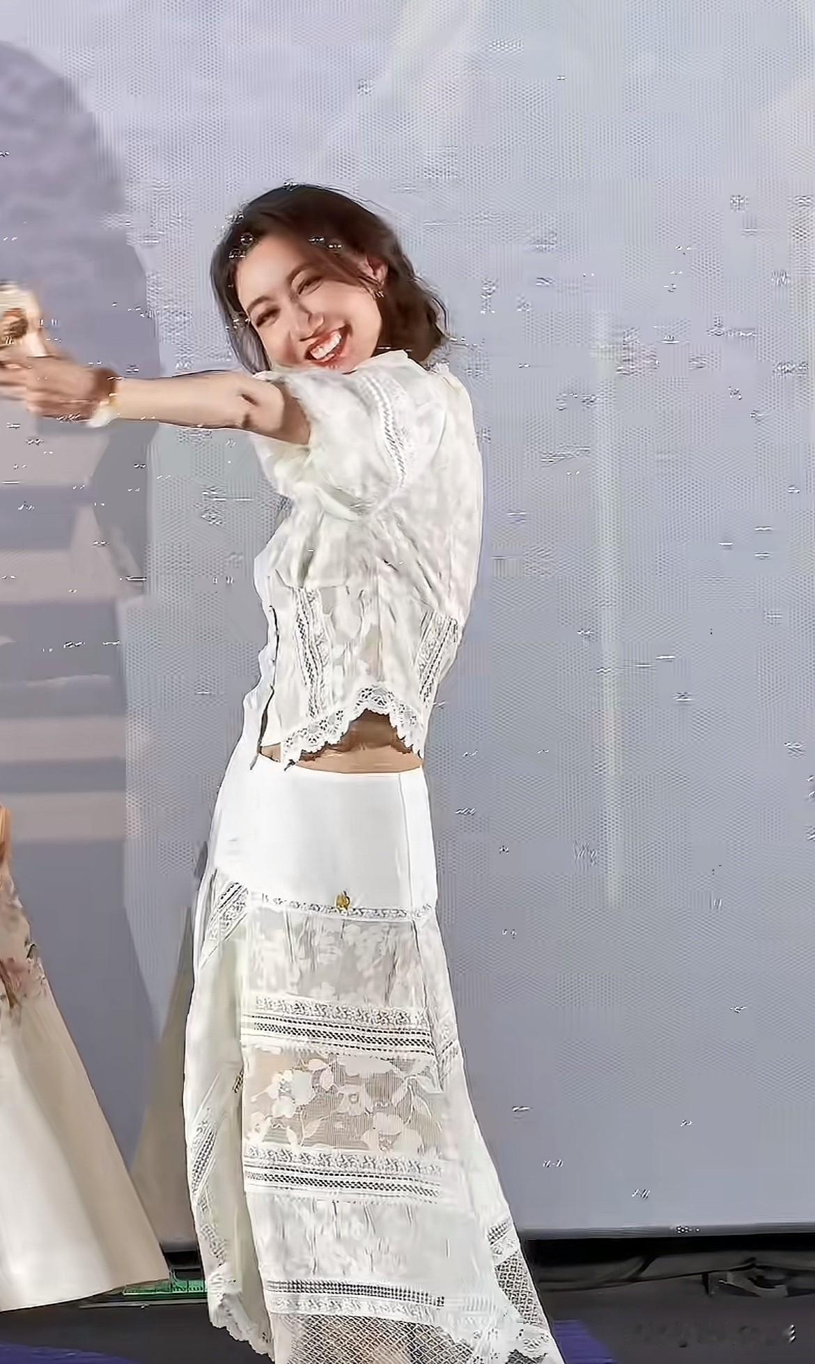 在剧集《耀眼》中，高露饰演扎扎亭老板娘李岚芳，一出场便格外吸睛。如今已经43岁的