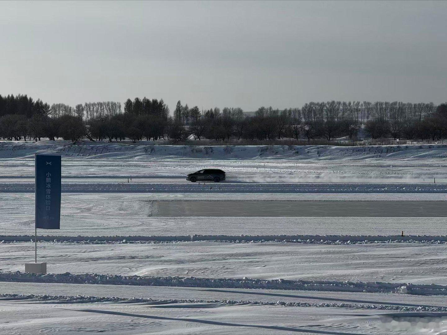 前方黑河发来的照片穿着短袖的我现在看到这个照片，稍微有了一丝丝凉意小鹏X9超级增