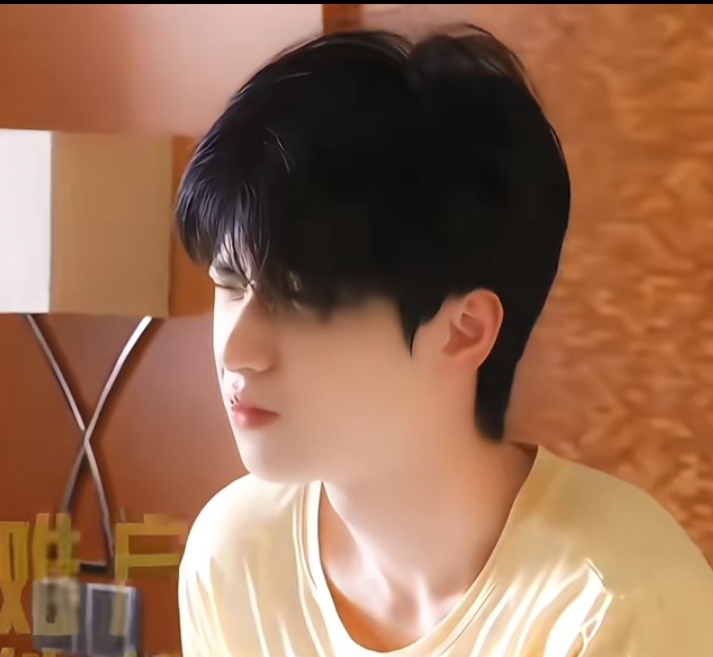 小浩翔懵懵的起床 