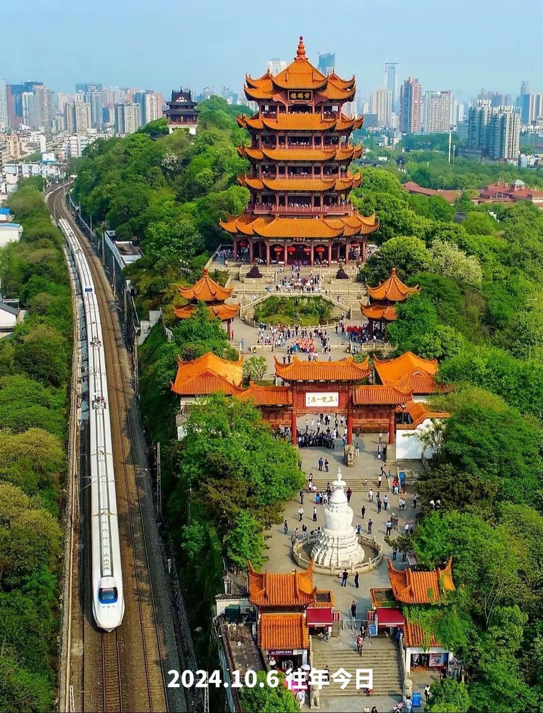 千年古迹黄鹤楼，全球先进技术高铁，共同构成新旧两个不同时期不同阶段的经济发展水平