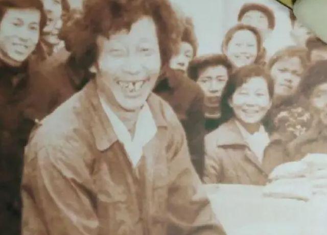 1979年，街边一个被人叫做“小傻子”的摊贩，惊动党中央，邓公了解了以后不耐烦地