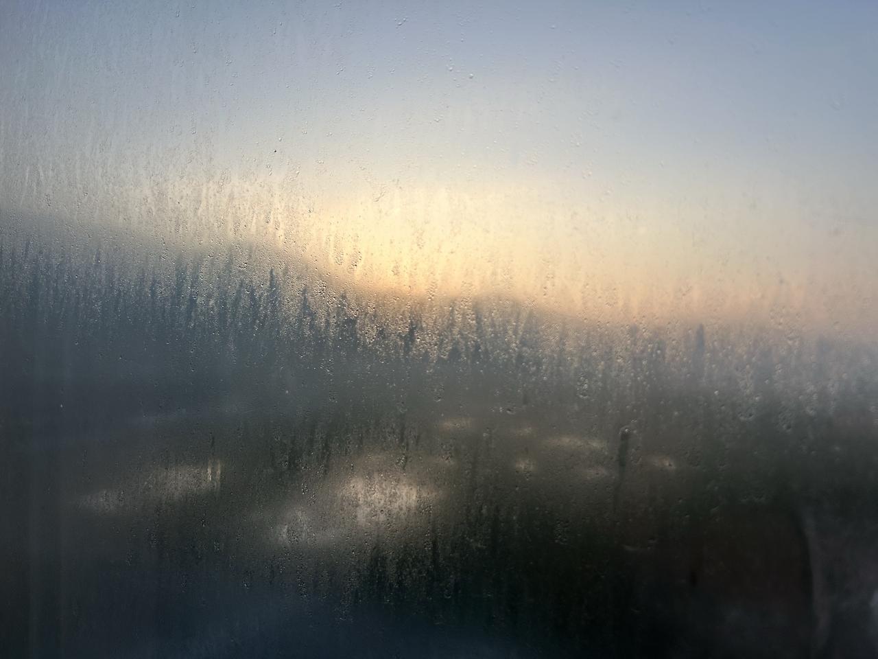 这场雨在测量海的咸度
象山的秋天
总比内陆多一道刻度

渔港的缆绳开始发烫
每滴