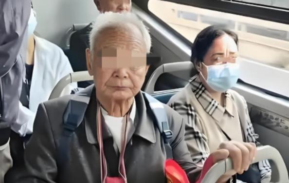 不是谁死谁有理！”上海，一70多岁大爷刷老年卡上车，找了个座儿。谁成想，屁股刚坐