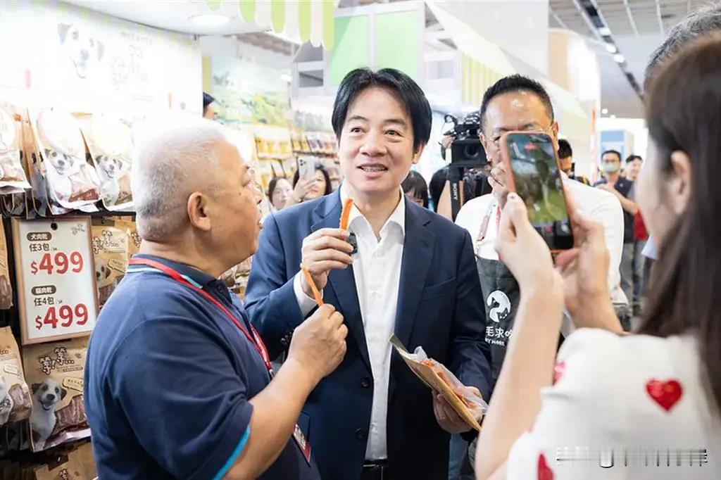 赖清德逛宠物用品展竟吃起狗粮还夸好吃，惊呆现场随行人员

为营造自己亲民形象，赖