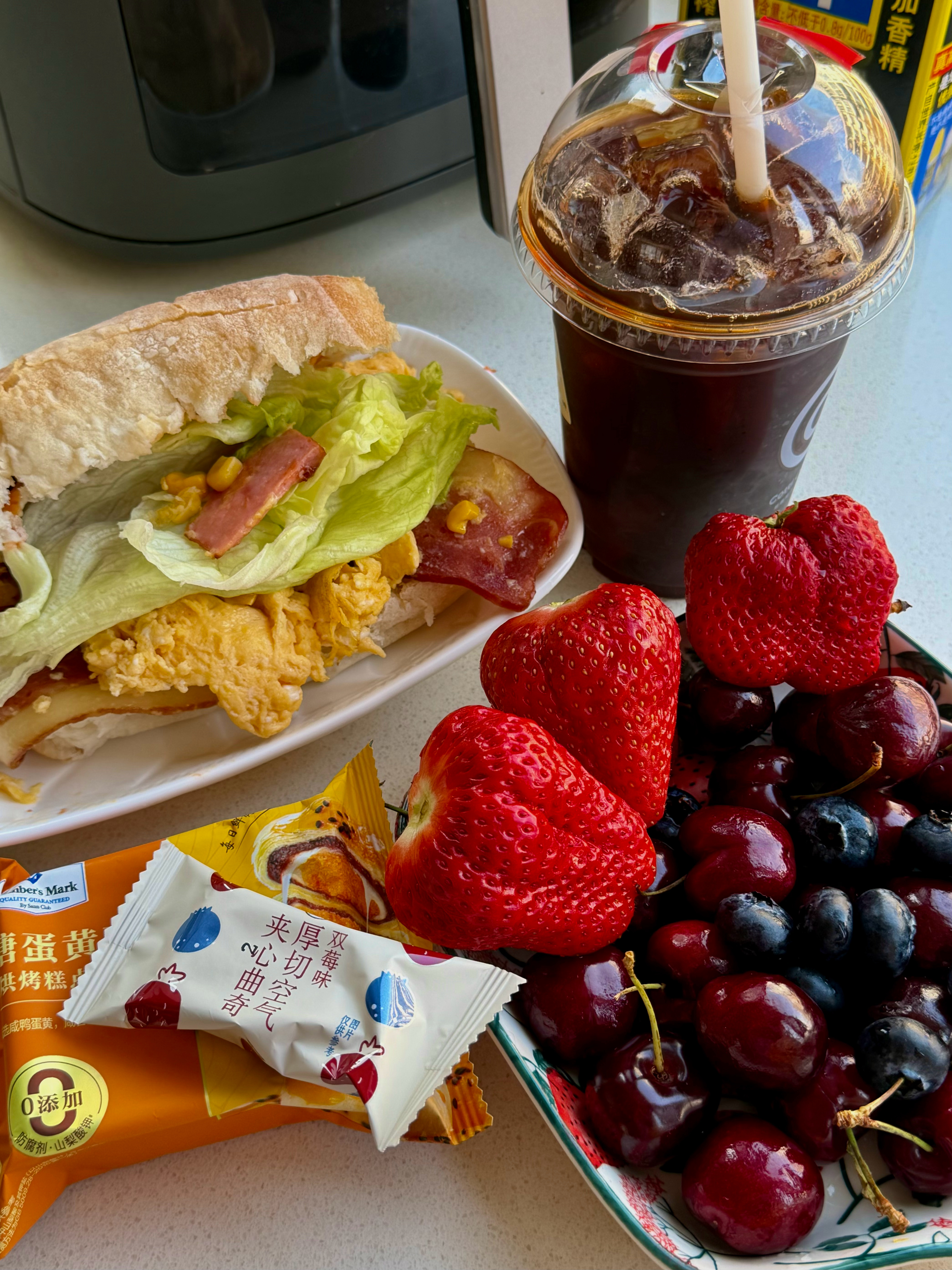 早上好☀️ 给大家推荐盒马的这个空气曲奇🍪 超级好吃！山姆的蛋黄酥依旧心头爱 