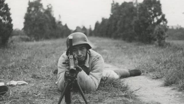 1942年，20岁的翁金瑞报名参军，没想到教官动不动就打新兵，他就逃离了部队，但