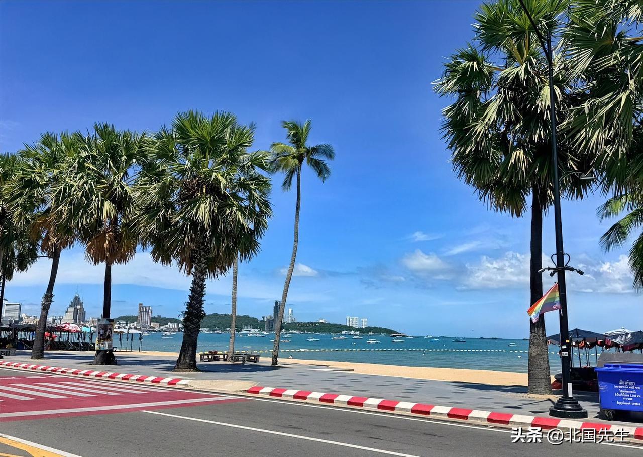 两性专家说：
“普通男女，
男人的任务就是拼命搞钱，
女人就是守住忠诚”。

那