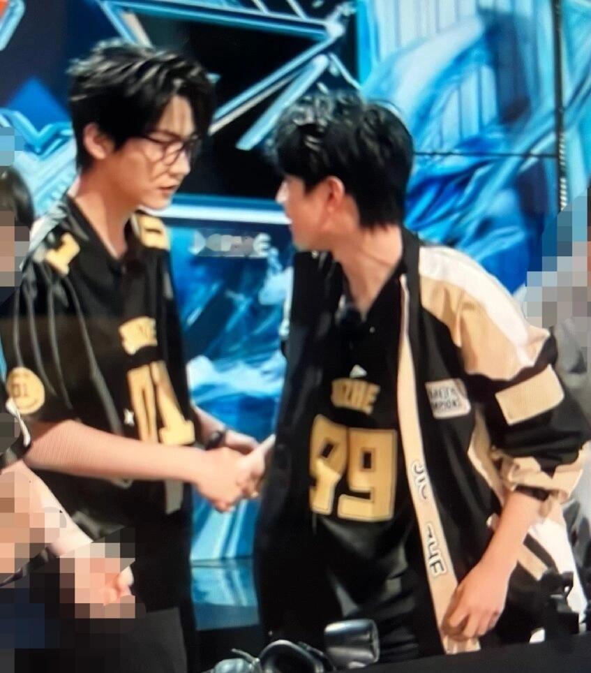 周柯宇你别真爱上敖子逸了周柯宇遇到敖子逸就变成了两只开朗小狗周柯宇在战至巅峰最开