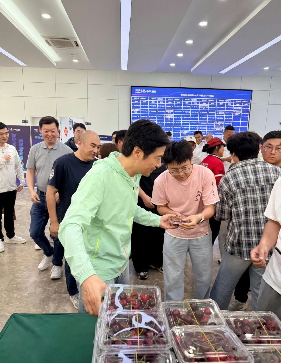 雷军盐城送车厘子雷总今天已经到盐城准备明天的 YU7 长测直播了都说 YU7 G