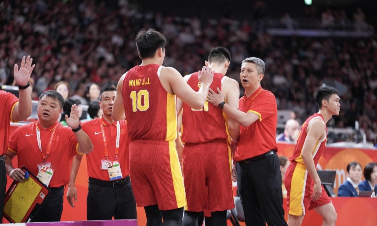 郭士强为中国男篮鸣不平，不能用一场比赛否定大家所有的努力！

中国男篮主教练郭士