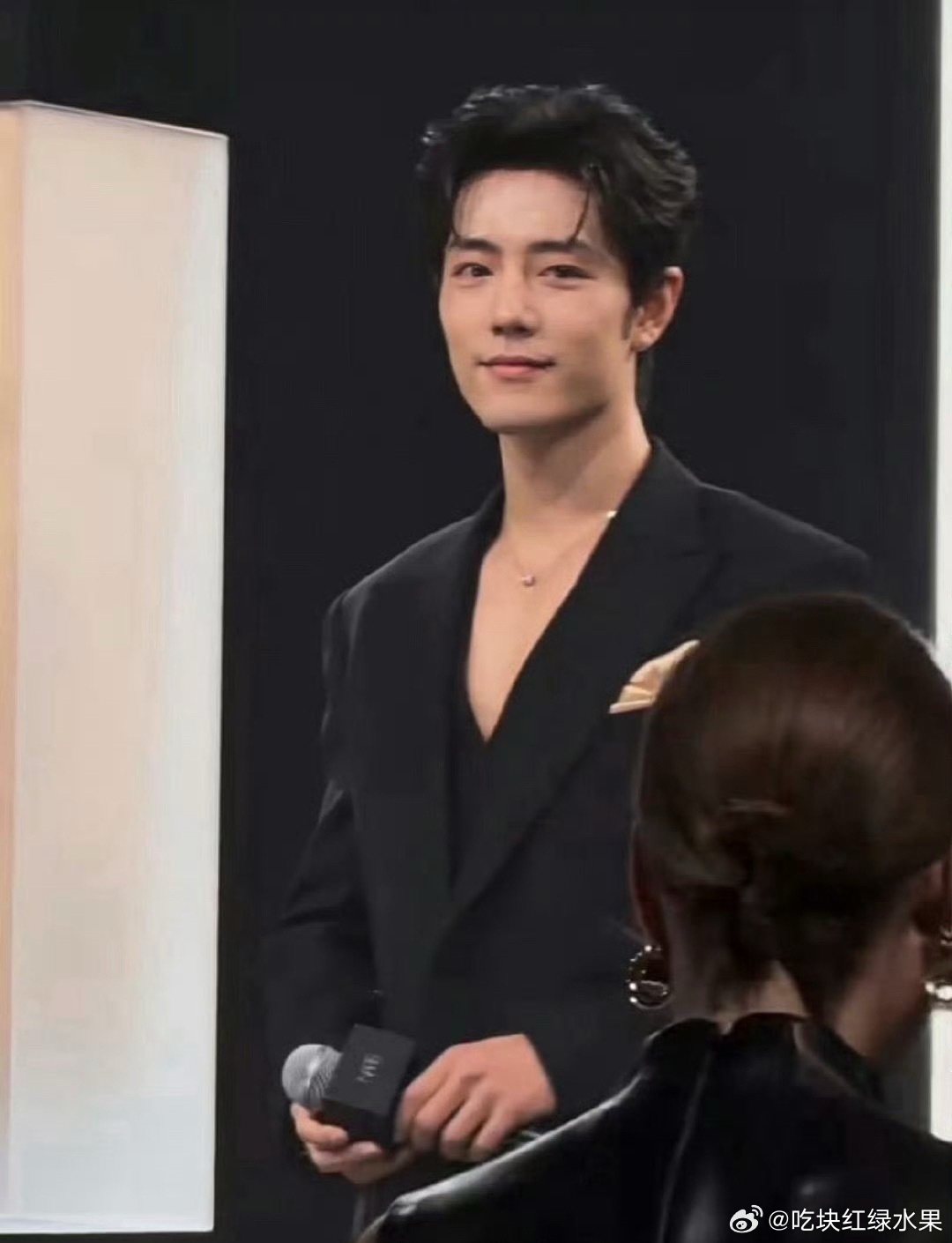 肖战今日线下vs王一博线下 两人的状态都无敌的好 你爱了吗曝王一博乐华续约