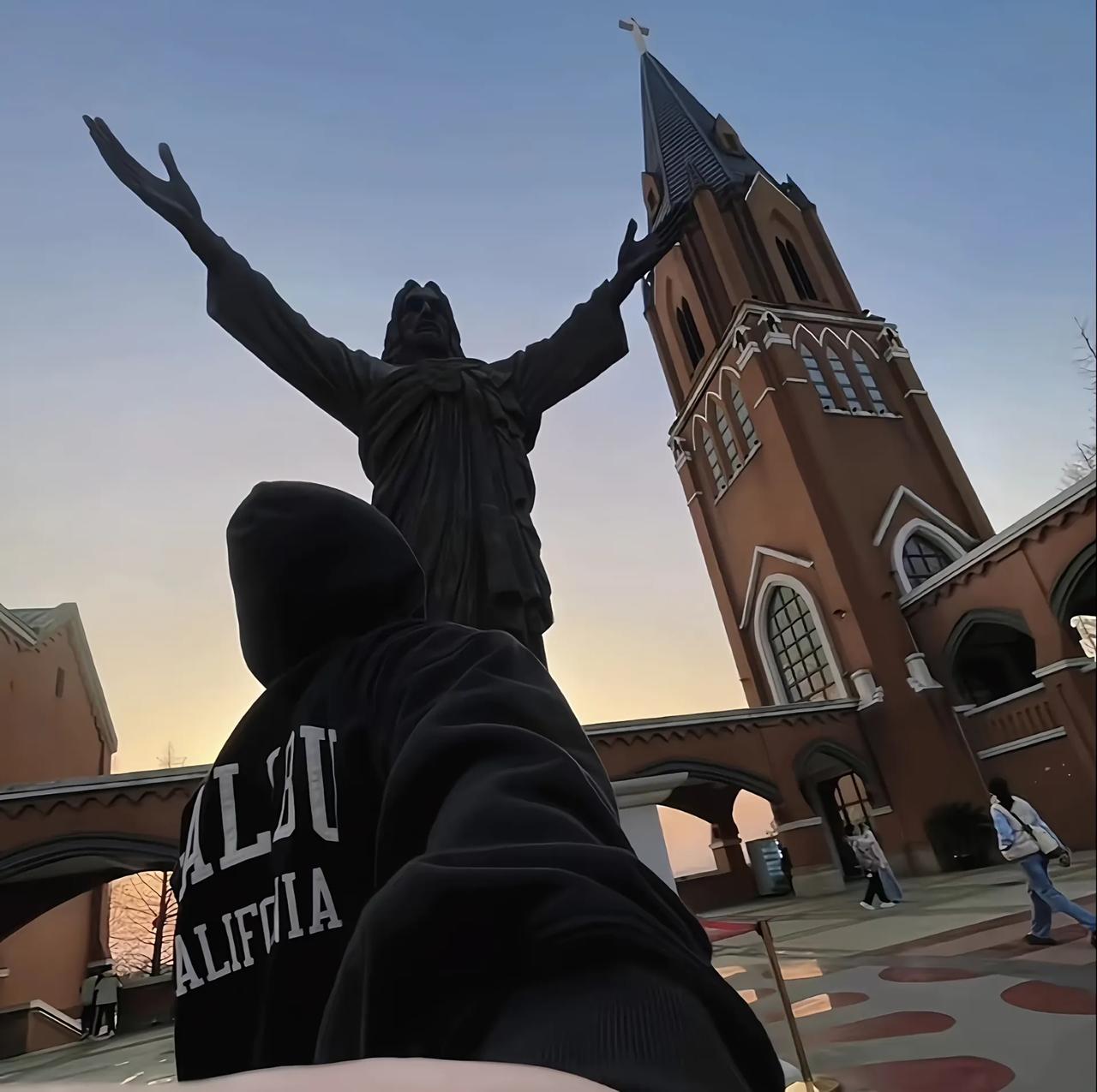 什么样的股票可以长期持有
 
不是涨得猛的，也不是吹得火的。真正能拿住十年八年的