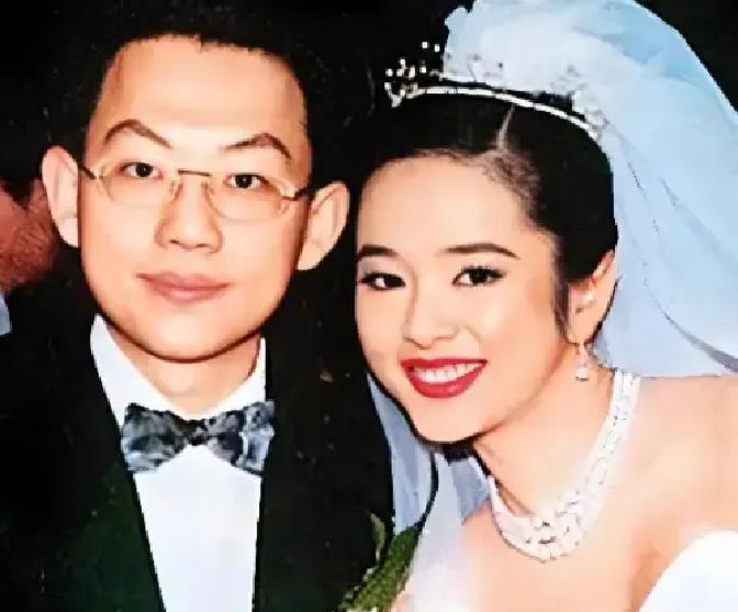 豪门梦碎那天，她卡里只剩97块
 
叶蕴仪15岁红透亚洲，22岁嫁玩具富商，婚礼